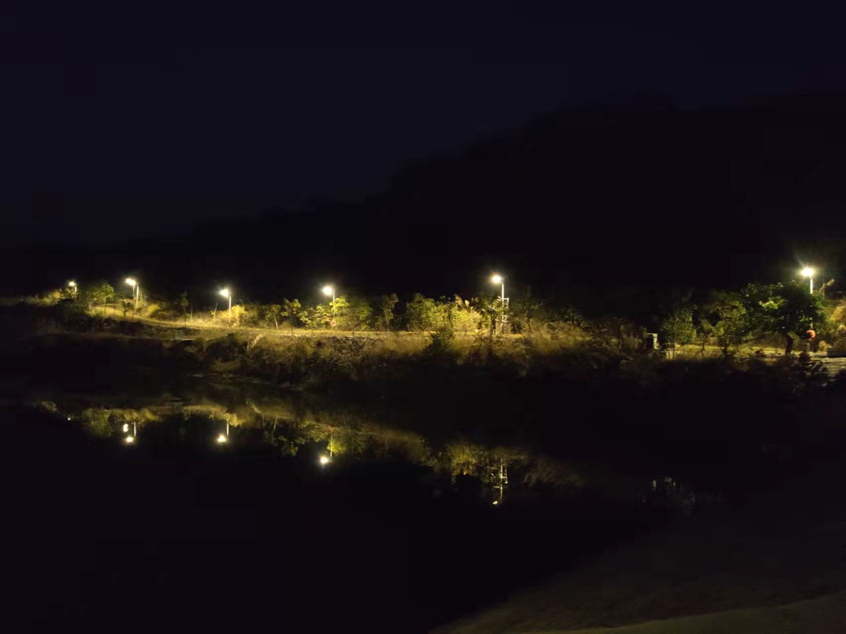Dusk to Dawn Đèn lũ an ninh chống nước theo tiêu chuẩn IP65