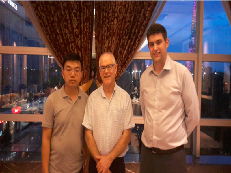 jackyben lynn , tổng giám đốc và thư ký chiếu sáng thông minh bryan douglas trao đổi công nghệ chiếu sáng thông minh
