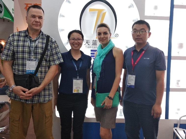 Jacky và nicole tiếp khách hàng tại triển lãm Quảng Châu
